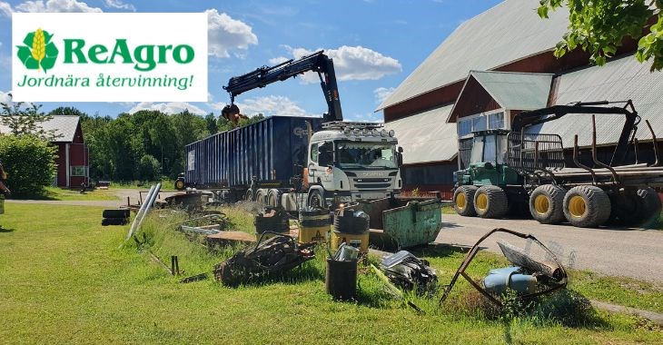 Skrot på en gårdsplan samt lastbil. Bild.
