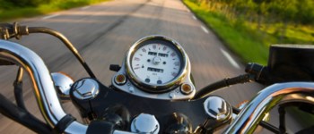 Tjej sitter på moped.