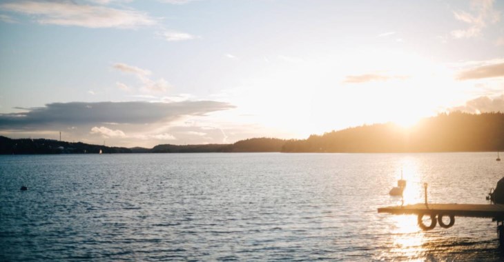 Morgonljus över havet - ljus är en viktig morgonrutin.