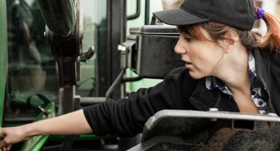 Kvinna mekar med traktor.