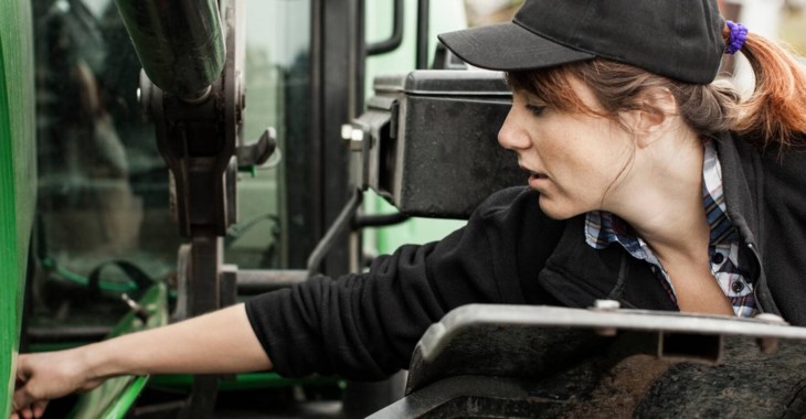 Kvinna mekar med en traktor.