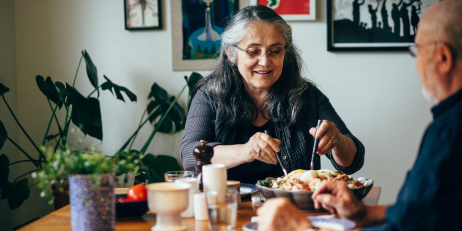 Äldre par som fikar. Bild.