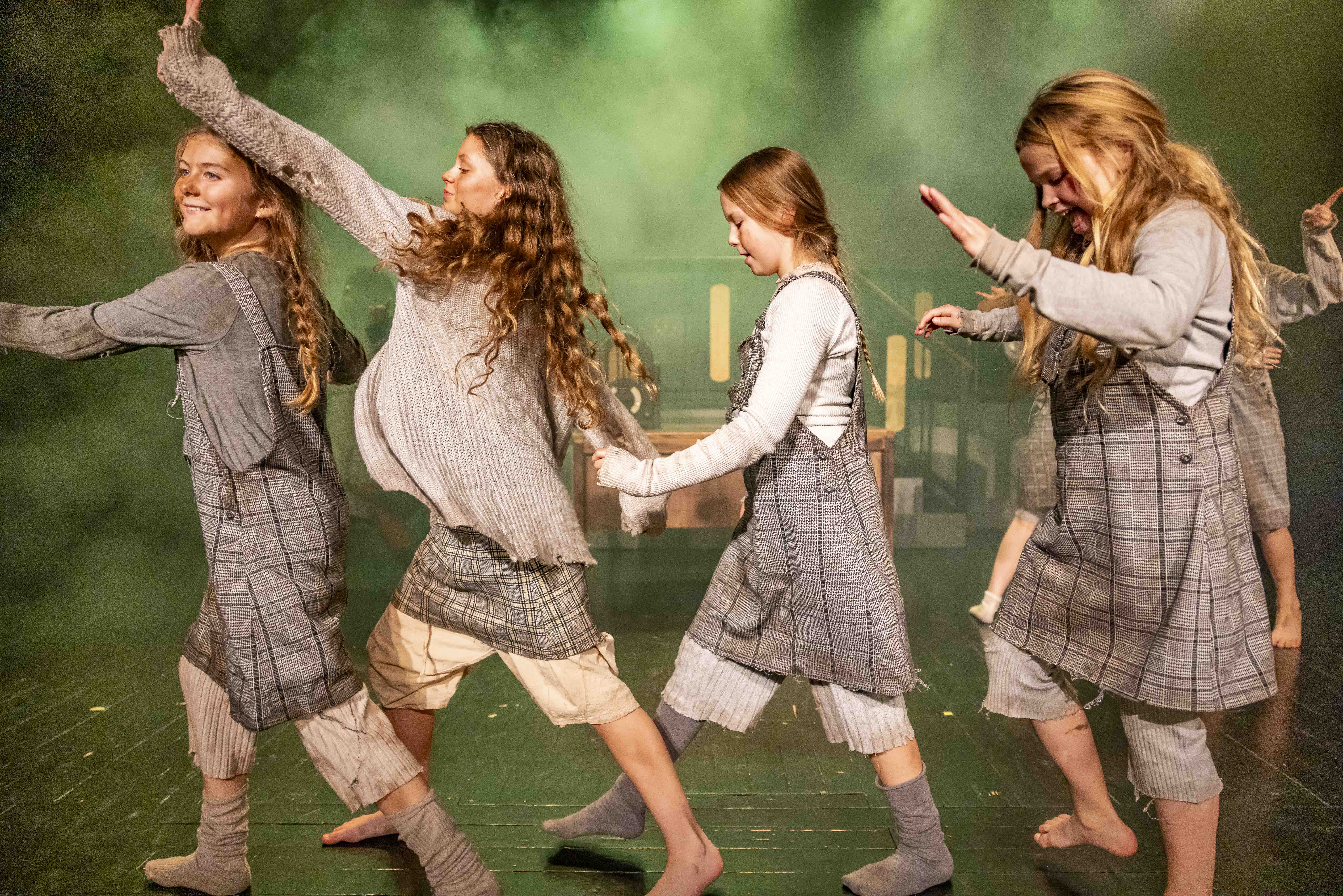 Ungdomar på scen i Noras teater.