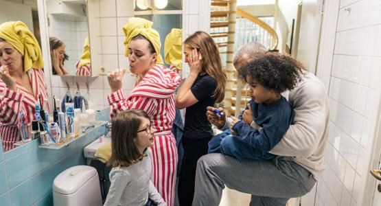 Man lagar duschhuvud.