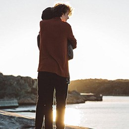 Par kramas på klippa.