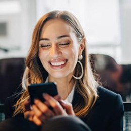 Kvinna laddar ner ett mobilt BankID