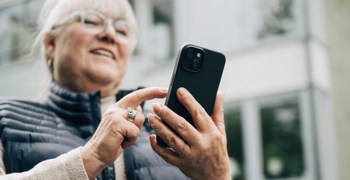 Kvinna förnyar sitt BankID på mobilen