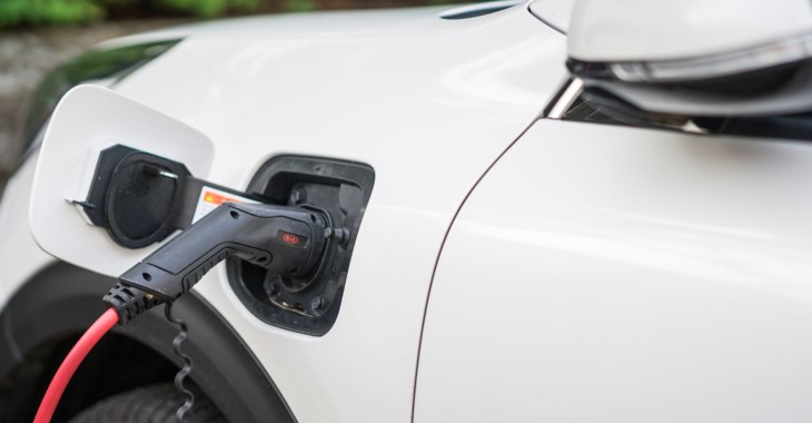 Foto på elbil som laddas.