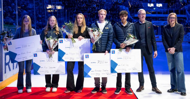 Stipendiaterna på isen innan pucksläpp i Husqvarna Garden.