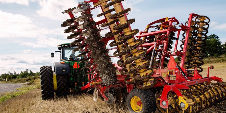 En lantbruksmaskin kör på en åker.