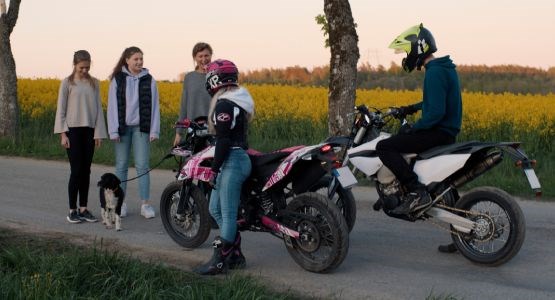 Ungdomar med mopeder på väg.