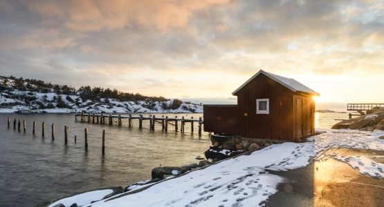 Hus vid brygga vintertid