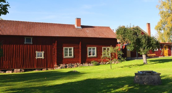 Röd lantbruksgård.