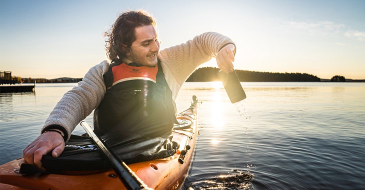 ung kille plockar upp mobil ur vattnet bild