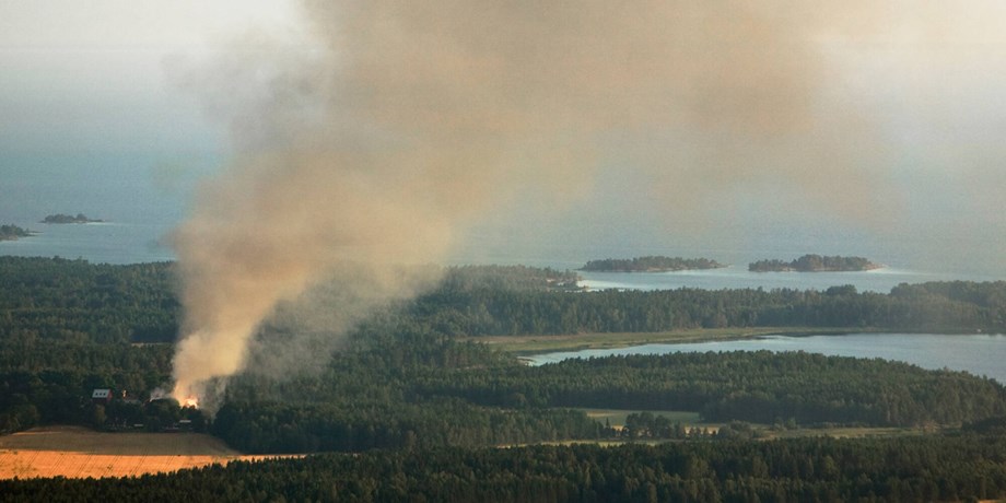 Skogsbrand vid lantbruk.