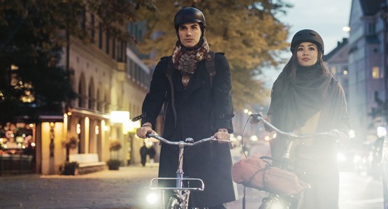 man och kvinna cyklar på vintern