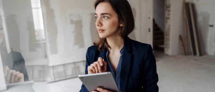 Kvinna inspekterar renovering