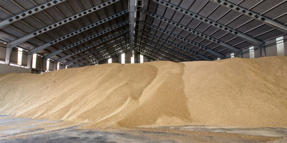 Stor hög med spannmål.