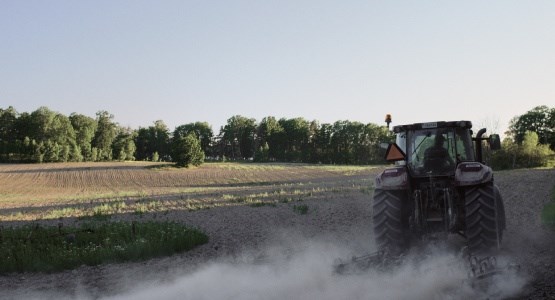 Traktor på åker