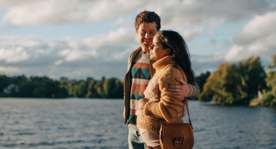 par som står och blickar ut över vattnet.