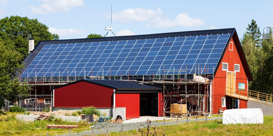 Gård med solceller.