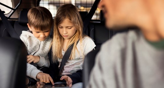 Pappa bältar barn i bilen