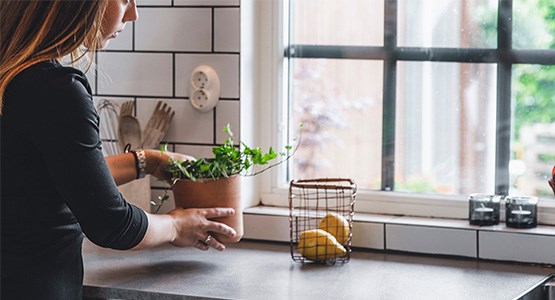 Kvinna i kör, förbereder för visning av bostad.