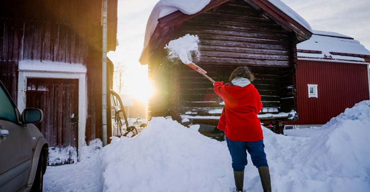 Kvinna skottar snö