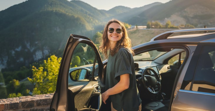 Tjej kliver ut ur sin bil.