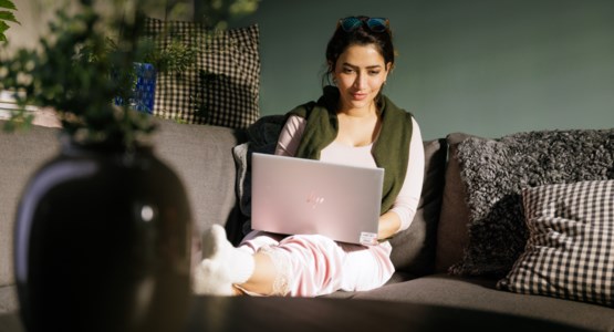 Kvinna som sitter vid datorn