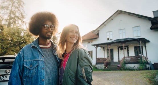 Foto på par som ska flytta sitt bolån.