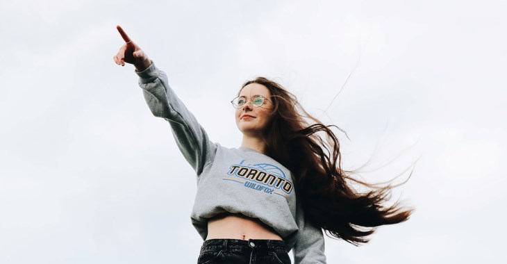 Tjej som pekar mot himlen