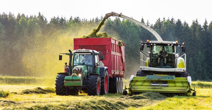 Skördetröska och traktor.