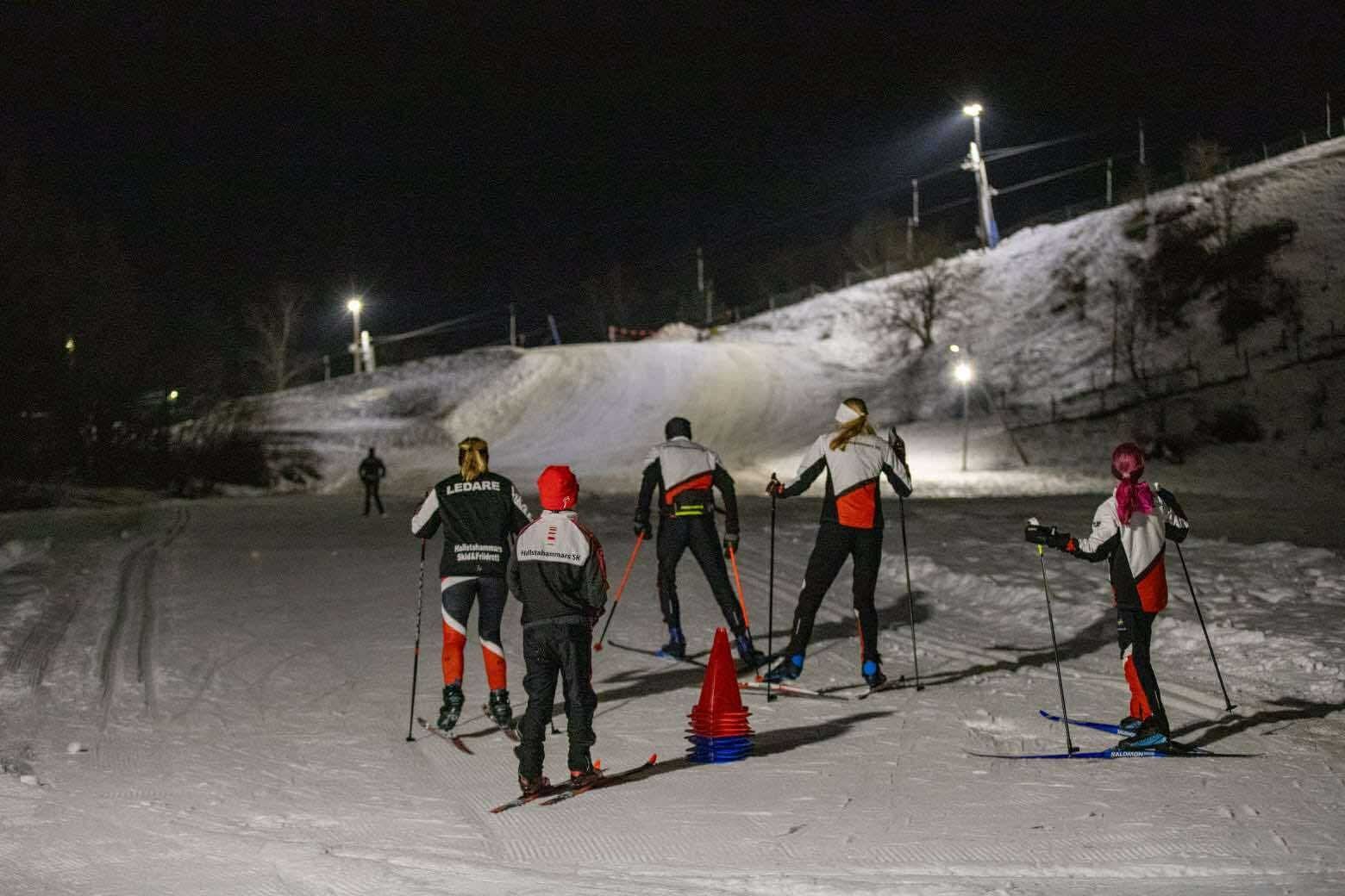 Barn tränar skidåkning.