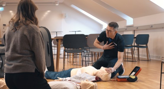 Person som utbildar i HLR