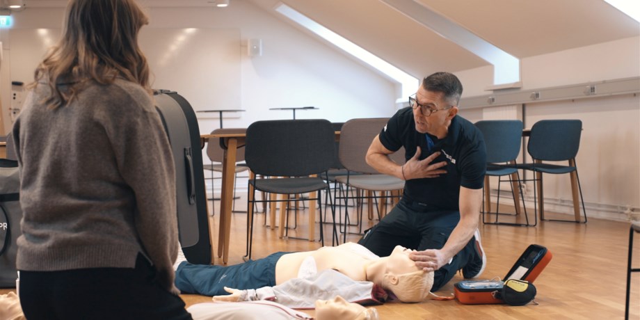 Man håller i HLR-utbildning