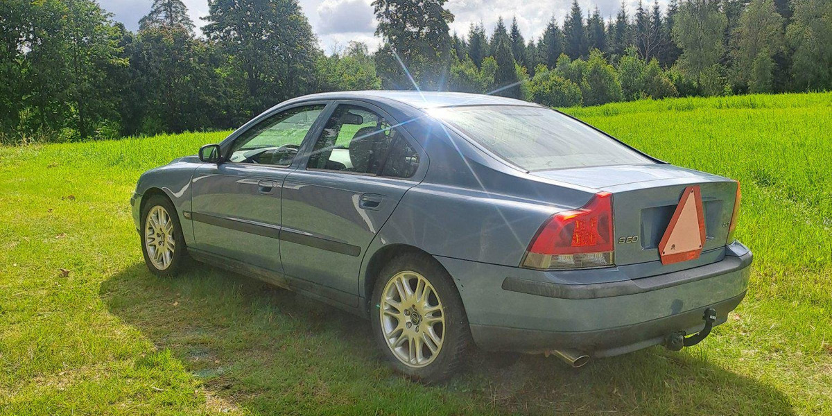 EPA-traktor ståendes i solsken på gräsmatta