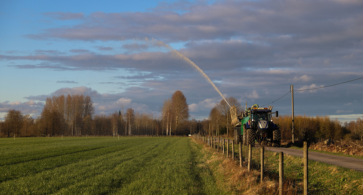 Demonstration av traktor med strålmunstycke på gödseltunna