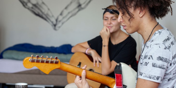 Två ungdomar spelar instrument.