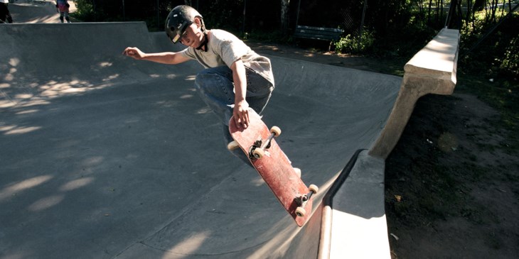 Kille åker skateboard.