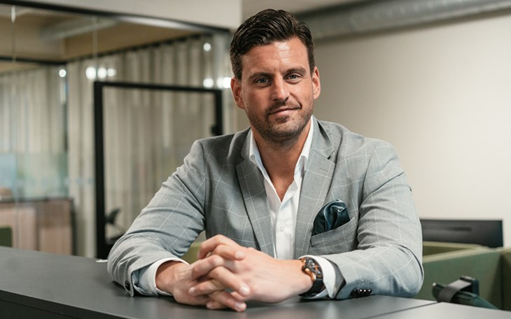 En man på en bild. Alexander Kalmansohn, hållbarhetsansvarig på LF Gävleborg.