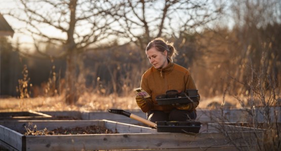 Unga tjejer spelar fotboll