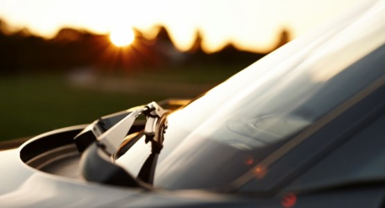 Närbild på vindruta på bil