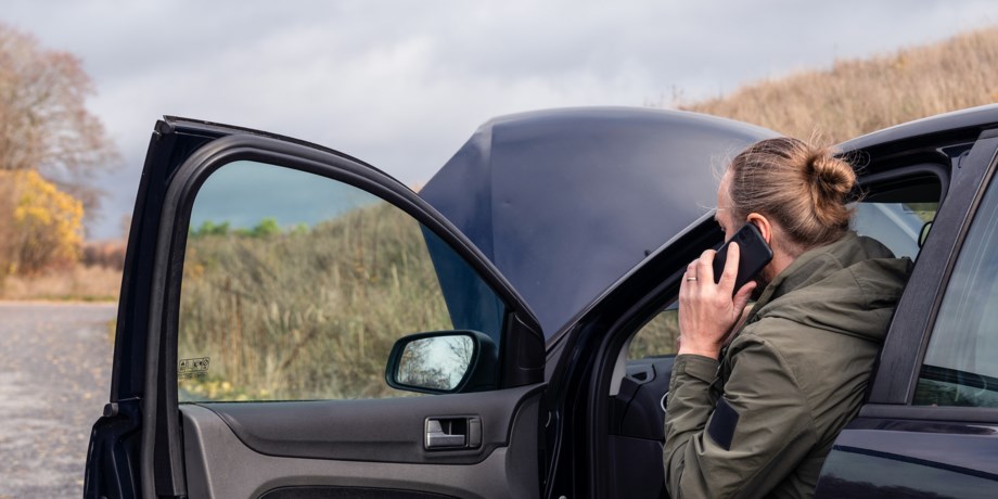 Kvinna med motorhaveri, foto.