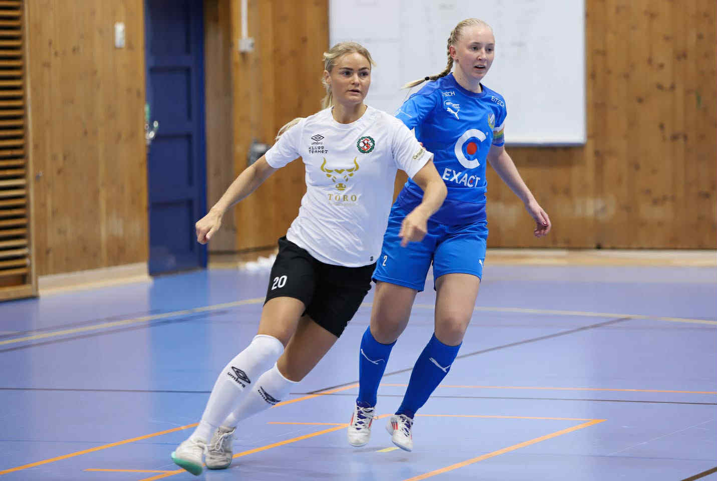 Två unga tjejer spelar futsal.