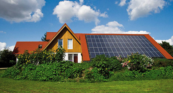 Hus med solceller på taket, foto.