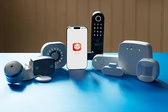 Kvinna i soffan med mobilen