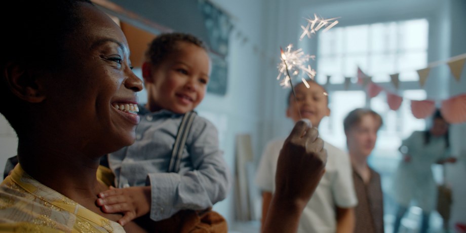 Mamma och barn tänder ett tomtebloss