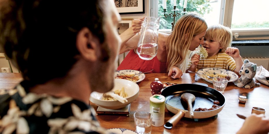 Familj vid middagsbordet