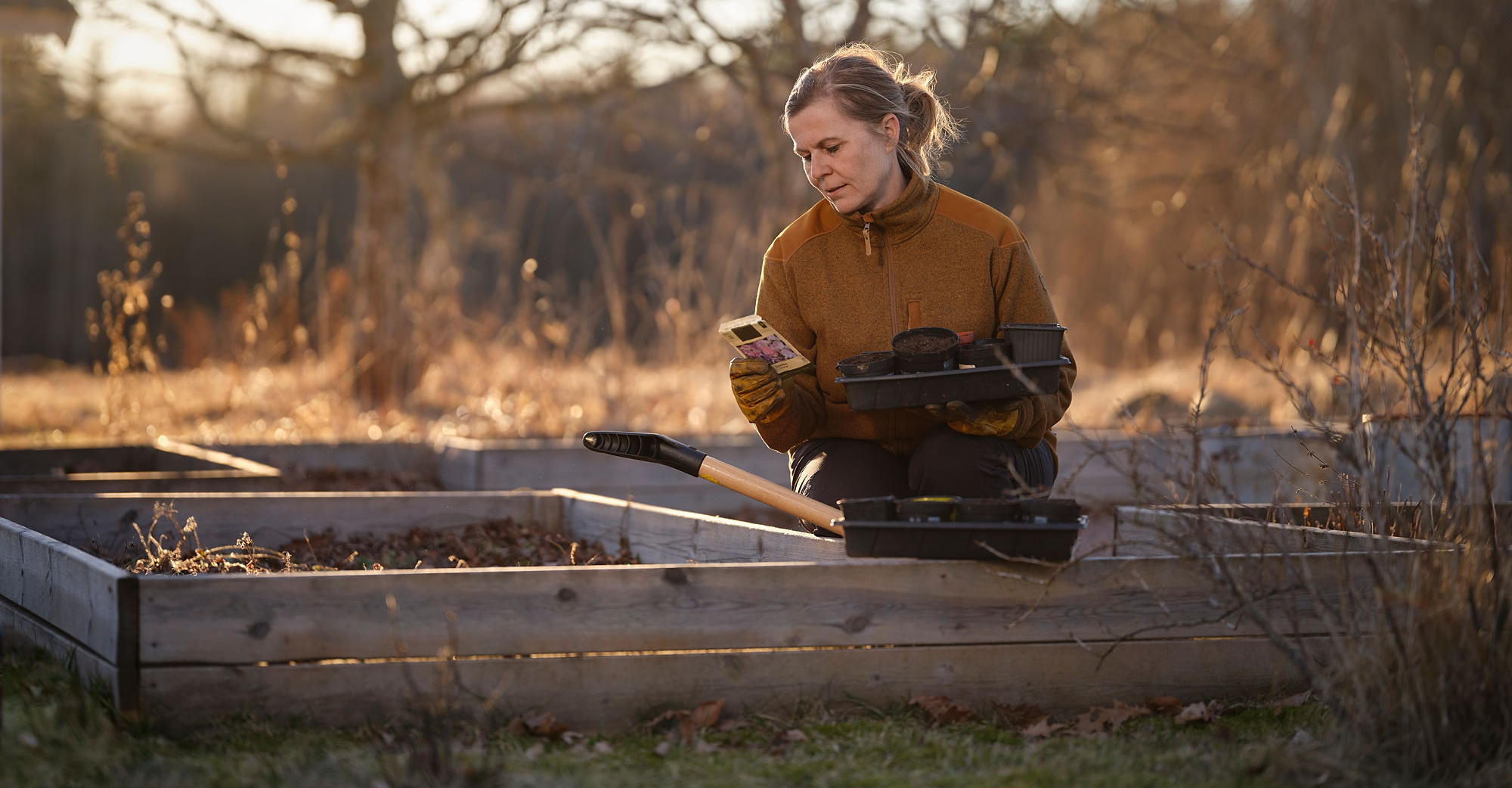 Kvinna sår frö på våren